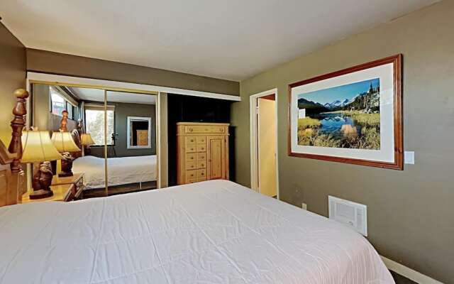 Large Upgraded 4 Bedroom Condo in Mammoth! Easy access To Hot Tubs, Pool, Sauna by RedAwning