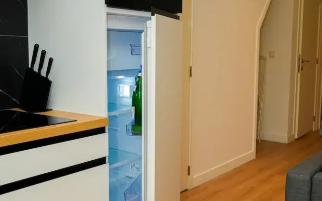 1BR Apt With Living Room Near CityArea