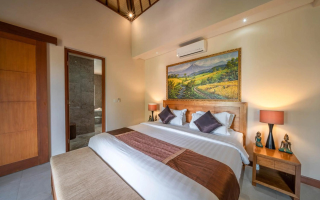 Villa Seacluded 1: 3BR Villa in Central Seminyak - Large Pool – Guest Rooms – Kuta