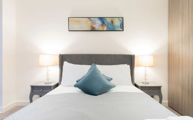 Amazing 2BR Flat Near London City Airport