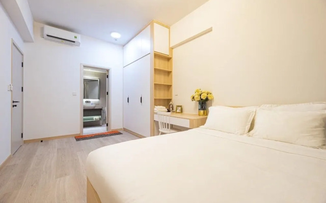 Happy Light Apartment in the Cardinal Court