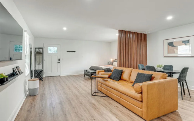 Stylish Lakeland Studio w/ Workspace