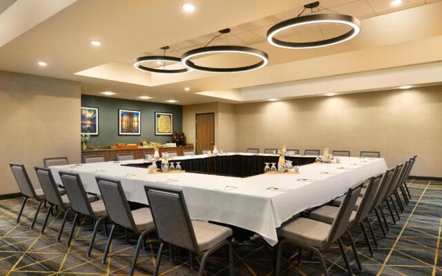 Holiday Inn & Suites Oakland Airport by IHG