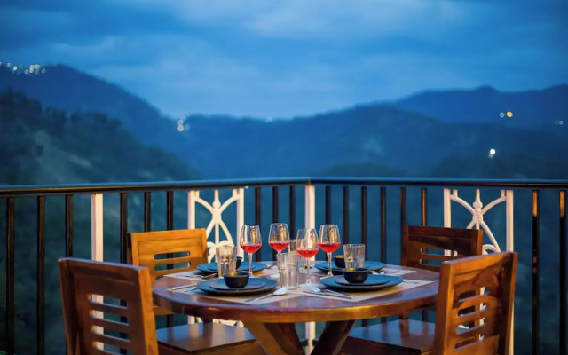 Alaya Stays Pine Shadow Flamingo