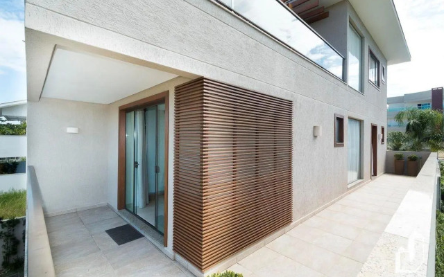 Triplex com 03 suítes com jacuzzi externa aquecida