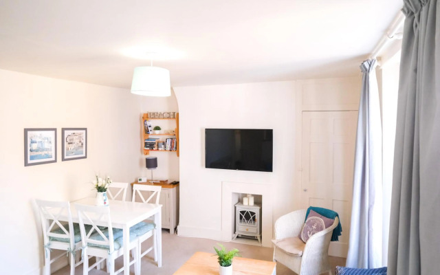 Elizabeth: Charming two bedroom apartment in centre of town