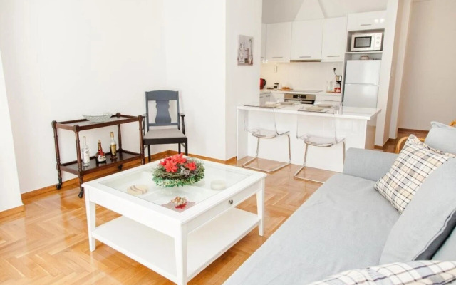 Cozy apt with Lycabettus View