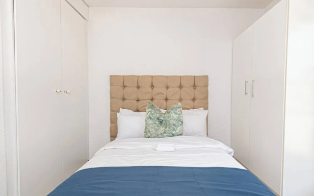 Sandton City 3 Bedroom Apartment With Balcony