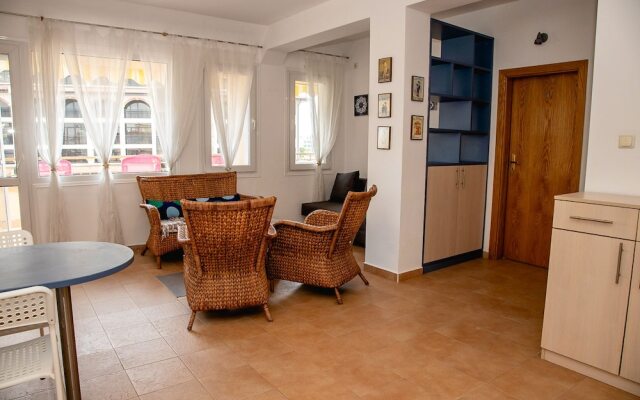 FM Premium 1-BDR Apartment with Parking - Azure Joy