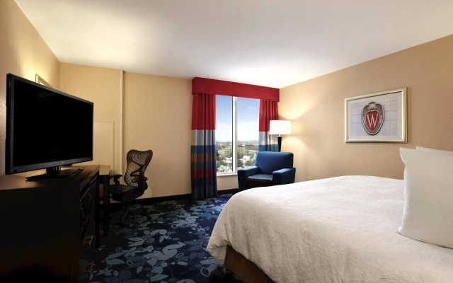 Hampton Inn & Suites Madison / Downtown