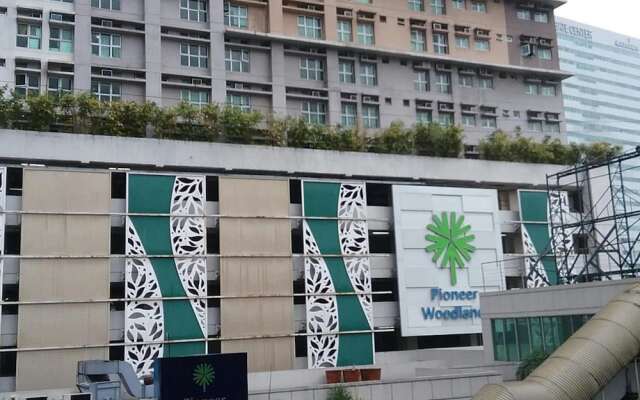 Condoluxe Pioneer Woodlands