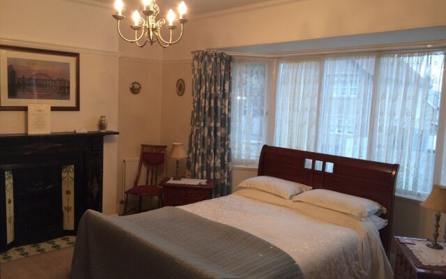 Hillcrest House Bed & Breakfast