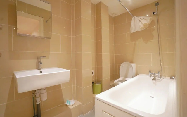 Cosy 2-bed 2 Bathroom Apartment in London