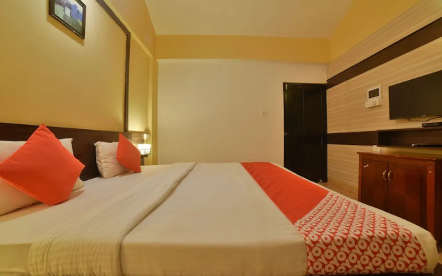 Oyo 30128 Reddys Hotel