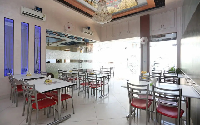 Oyo 23395 Hotel Taj & Restaurant
