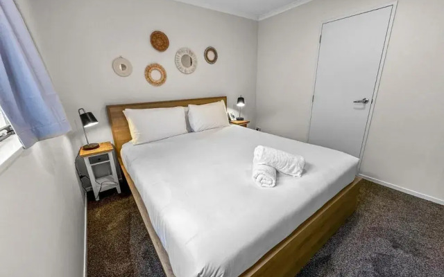 Cozy 2-Bedroom Retreat Steps From Sky Tower