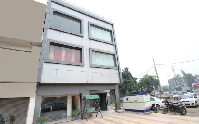 OYO 16443 Hotel Jb