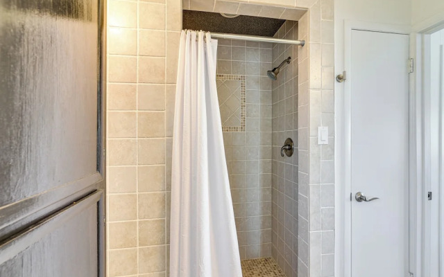 Pet-friendly Galveston Home - Walk to Beaches!