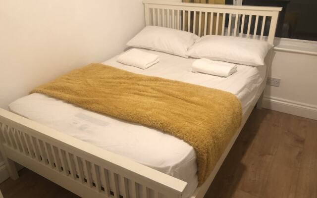 Golden Villa - Charming 3-bed House in Uxbridge