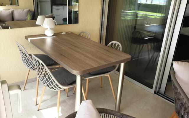 Garden and beach sea view apartment Cannes