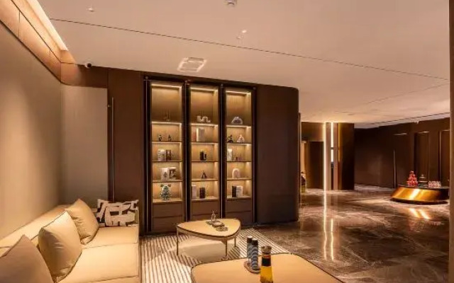 Rour Seasons Red Maple Hotel