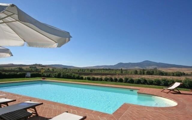 Spacious Farmhouse in Pienza with Swimming Pool
