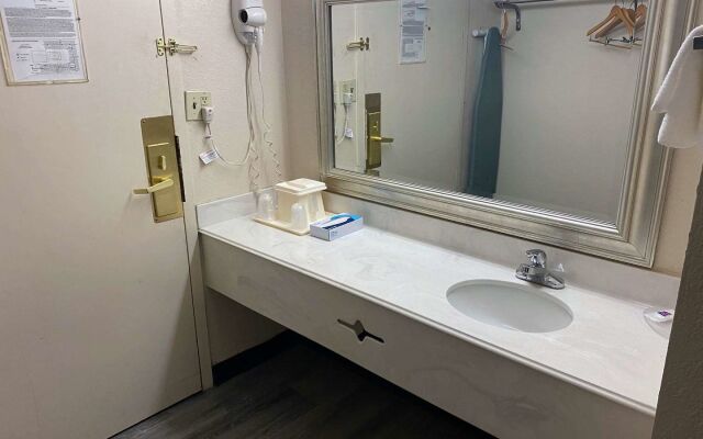 Motel 6 Rochester, NY - Airport