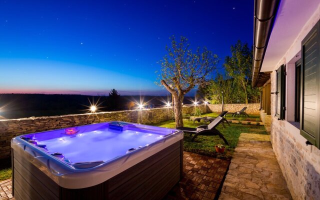 Villa for Up To 6 Persons with Jacuzzi, Private Garden, Wifi, A/C