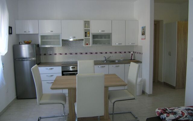 Studio apartment Mici 2 - great loaction and relaxing: SA2  Cres, Island Cres