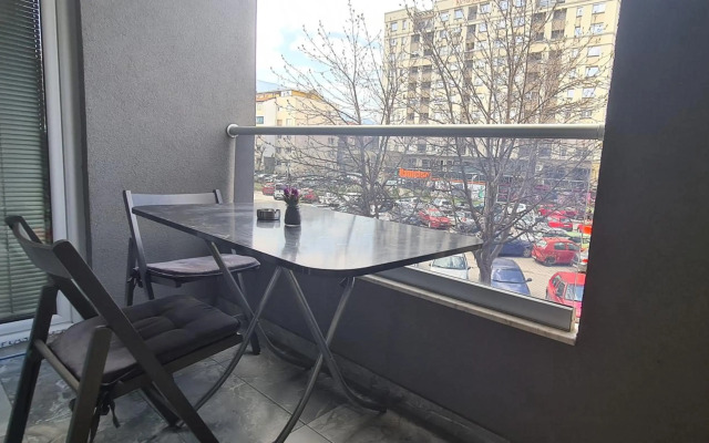 Stylish Violet & Modern Apartment