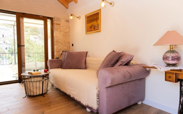 Traditional stone house Tonca