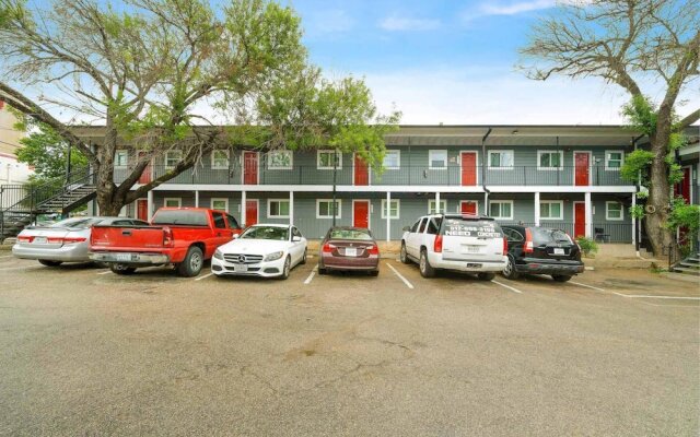 Stylish 1BR Near UT Highland Evonify