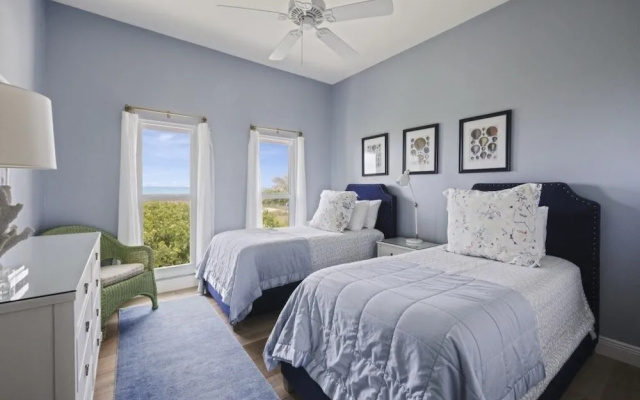 Arcadia-stunning Gulf Front Beauty! 4 Bedroom Home by RedAwning