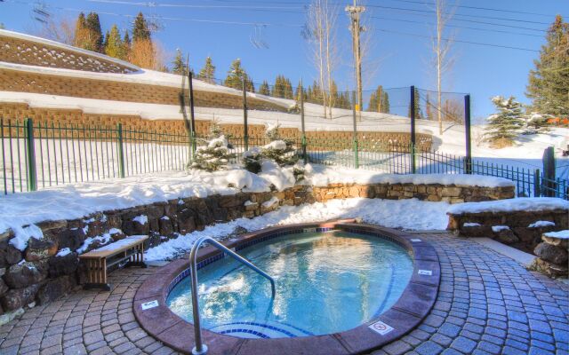 Zephyr Mountain Lodge