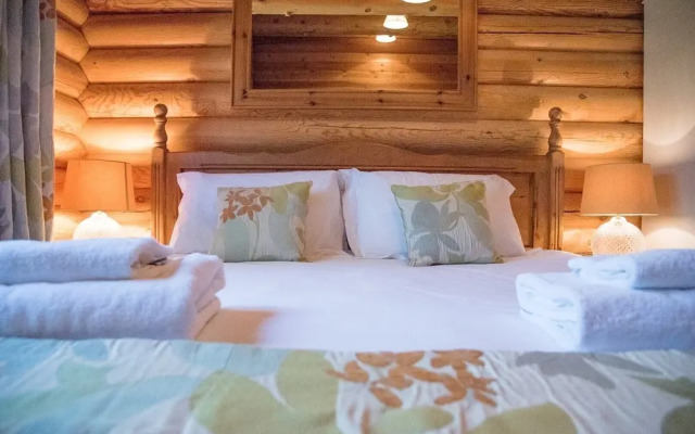 Willow Lodge With Hot Tub, Kingfishers