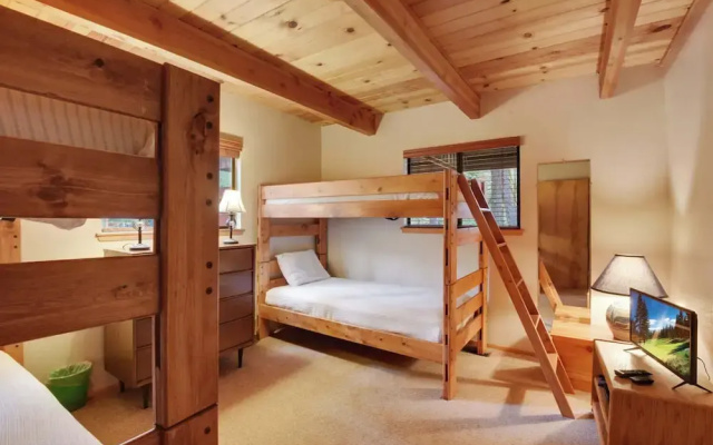 Lake Tahoe Treasure! Minutes From Beach & Skiing