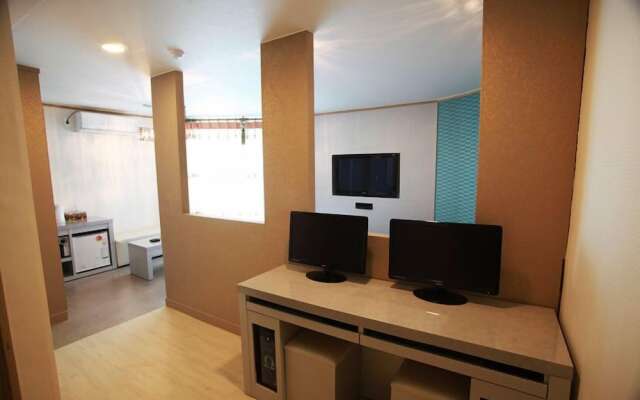 Goodstay Lanuit Hotel