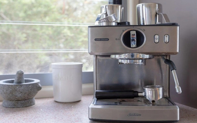 Aloha - direct beach access from property