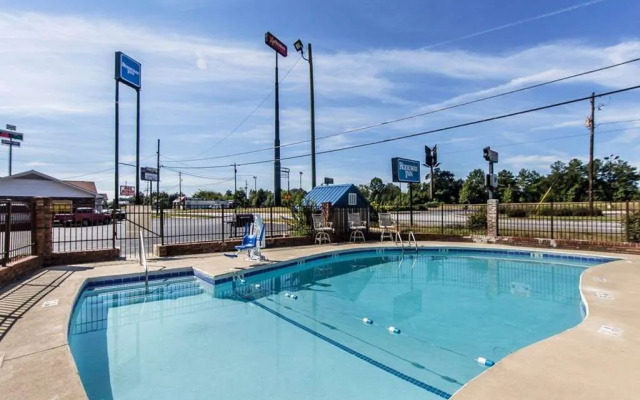 Days Inn By Wyndham Calhoun Ga I-75 And Us-41