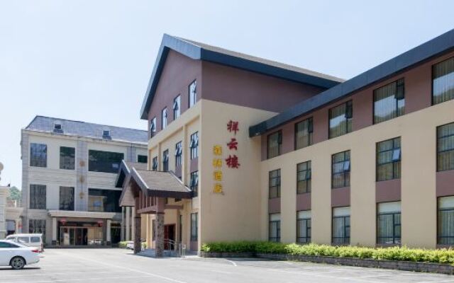 Shennongjia Auspicious Clouds Building Forest Hotel