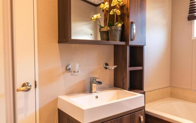 Sutton Lodge With Hot Tub