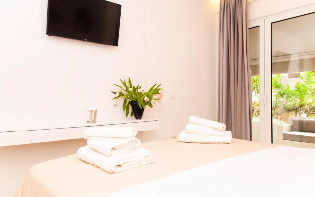 Sweet Suite Flora in Vouliagmeni