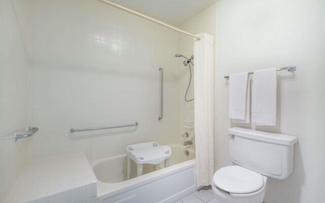 Castle Inn & Suites by OYO Lawton