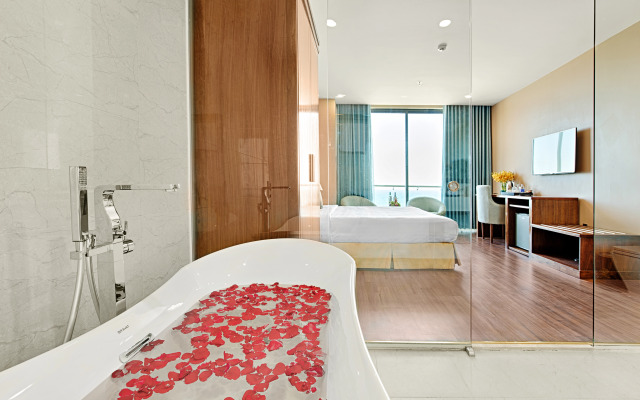 Yarra Ocean Suites Danang