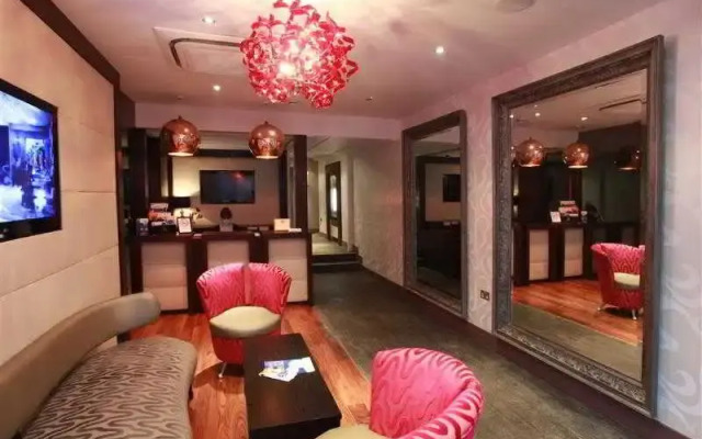 Maitrise Suites Apartment Hotel