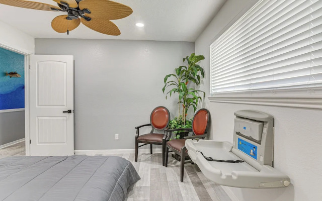 Galveston Group Getaway ~ 2 Blocks to Beach!
