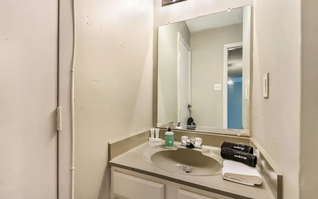 Social Suite + Pool + Gym