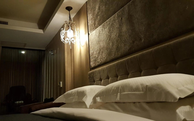 The Riverside Hotel & Motel