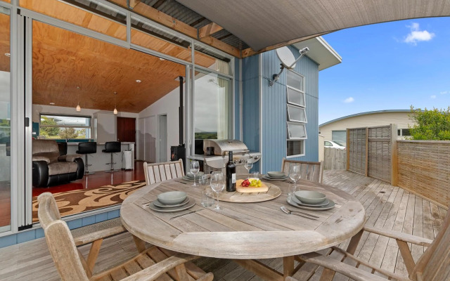 Blue Crush Villa - Mangawhai Heads Holiday Home