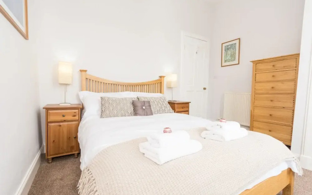 Beautiful City Center 2 Bed Apartment with Park View